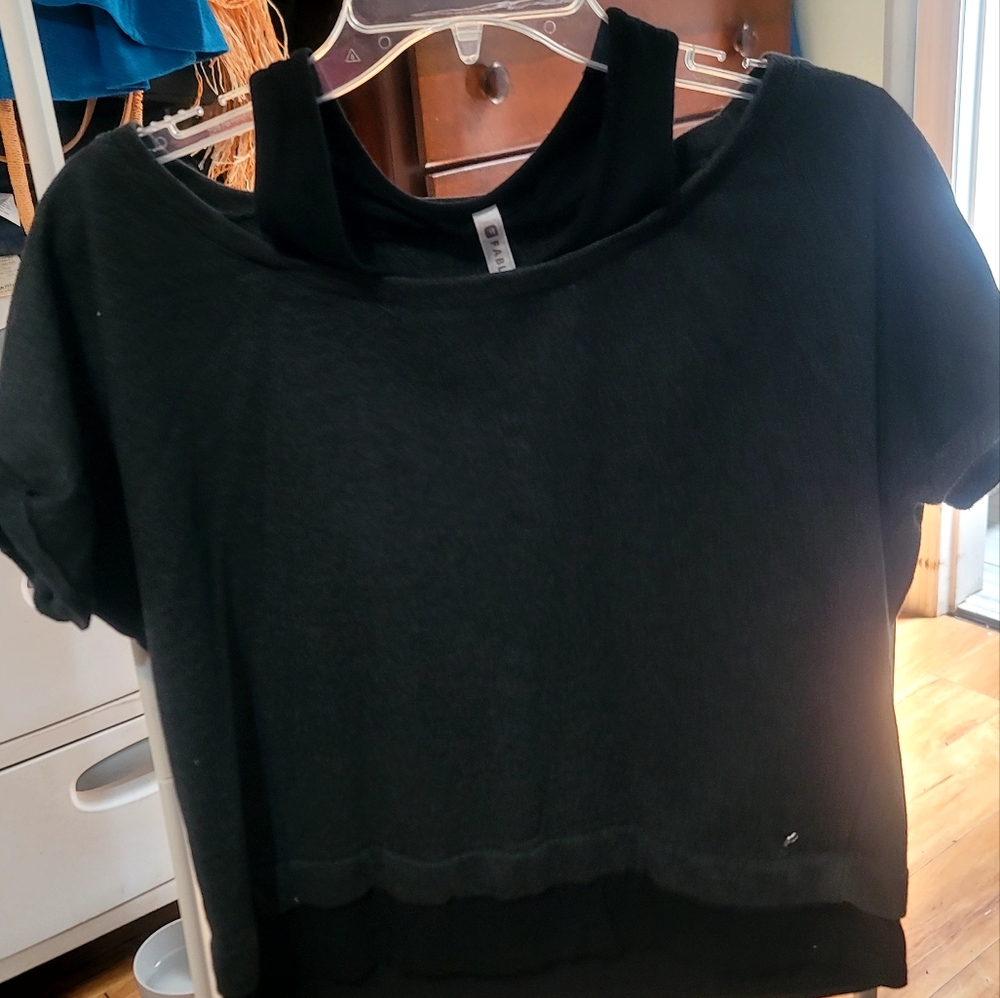 Fabletics Ladies Size Medium Black Grey Workout Top Cap Sleeves Round Neckline - Picture 3 of 16